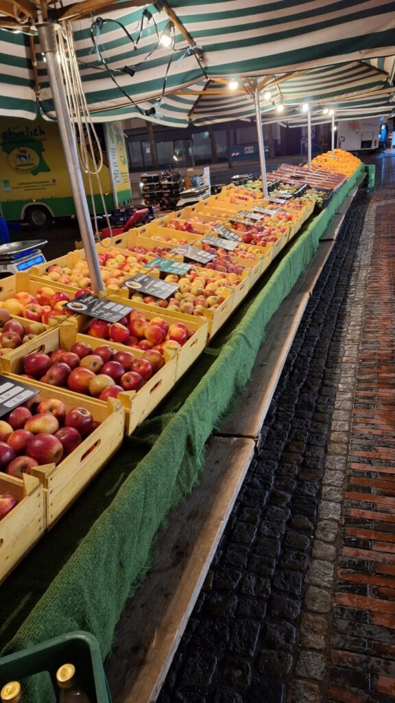 Obst Marktstand - aufgebaut - Josef Kruse